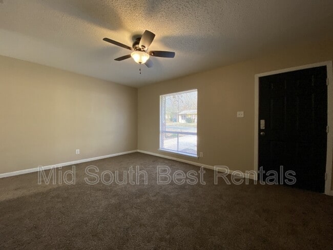 Building Photo - 27 Rugby Dr
