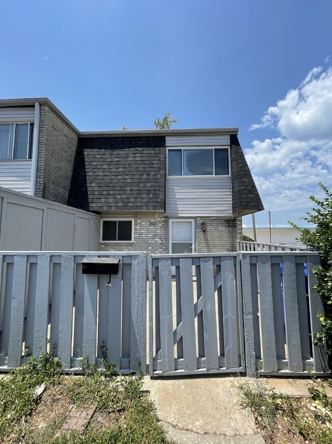 Building Photo - 202 Jason Dr