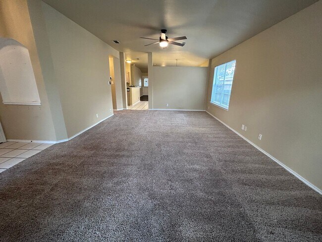 Foto del edificio - **APPLICATION RECEIVED** Gorgeous 3 Bedroo...