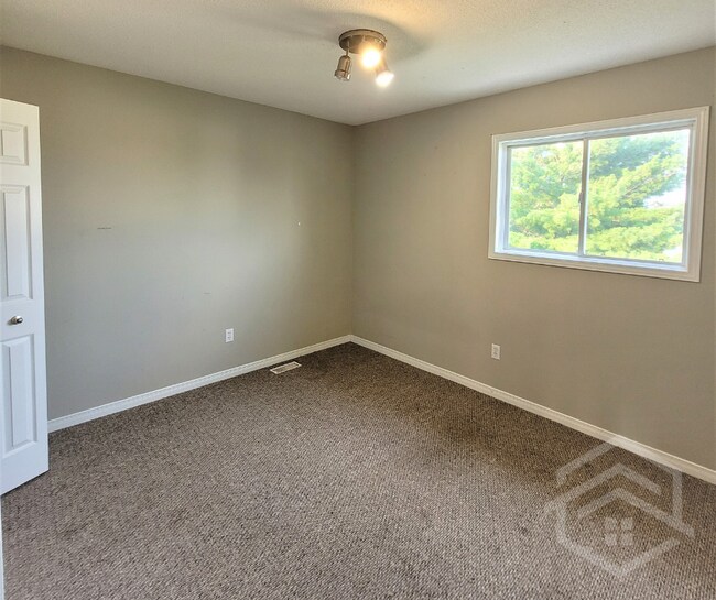 Photo du bâtiment - 3 Bedroom House in Tillsonburg!!