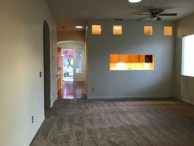 Building Photo - Woodcreek Oaks area home with pool