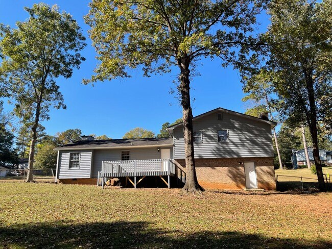 Foto del edificio - 3 beds, 2 baths, Large lot! Private locati...