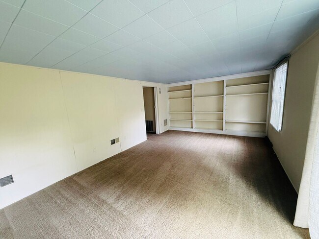 Building Photo - 3 Bedroom, 2.5 Bath Townhouse