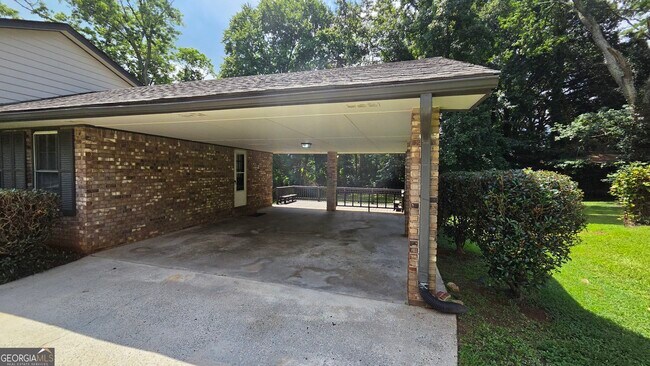 Foto del edificio - 715 Barnesdale Dr