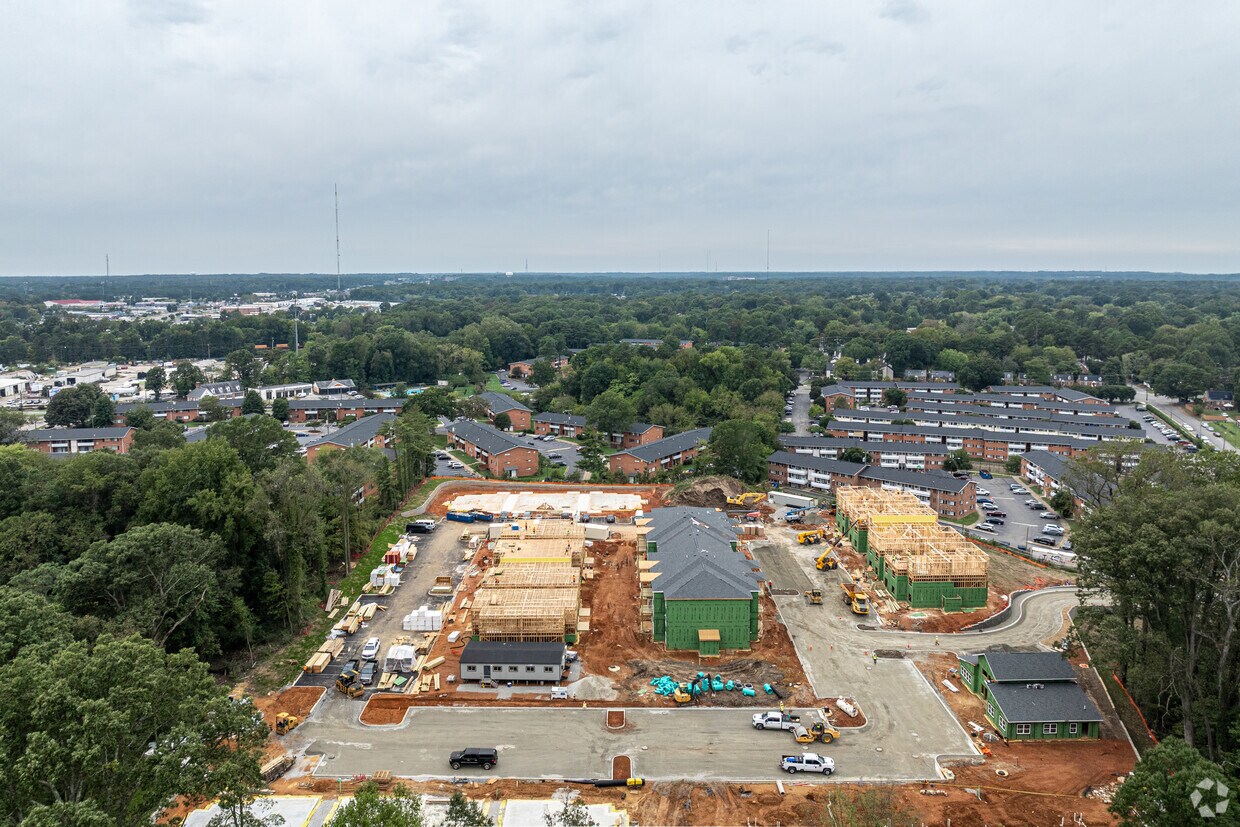 Building Photo - 700 W 44th St