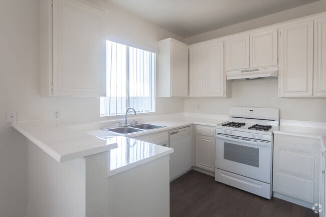 3BR,2BA-1300SF- Kitchen - Vassar Terrace