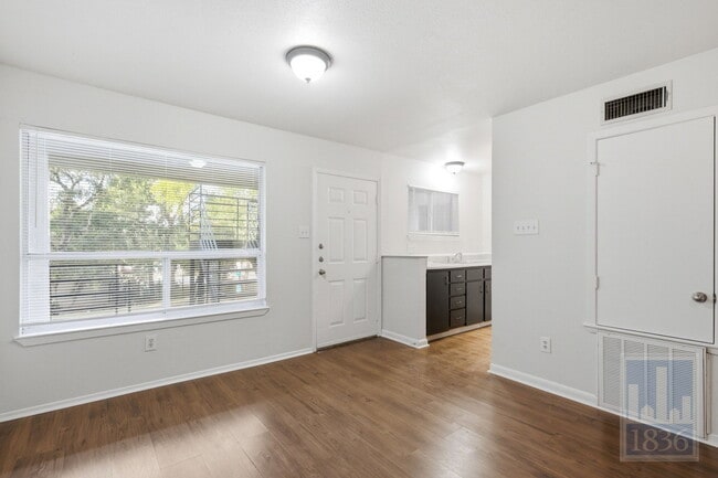 Building Photo - 1514 Parker Ln