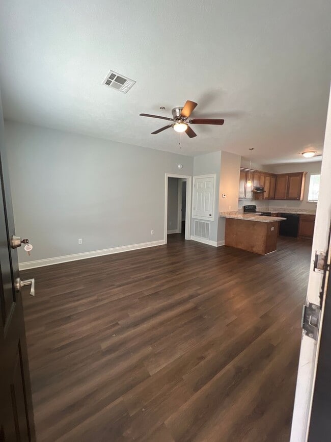 Building Photo - 2 bedroom 1 bath apartment for lease