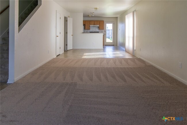 Building Photo - 102 E Robin Ln