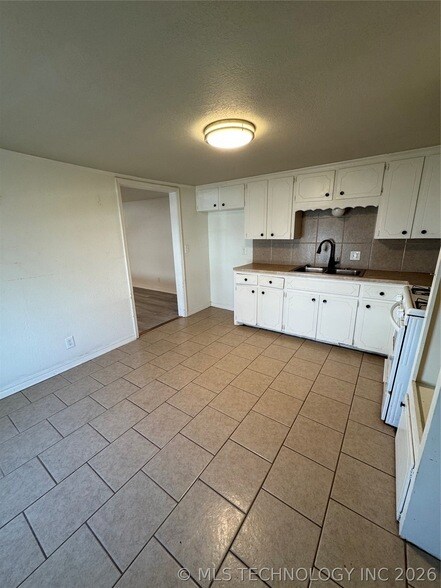 Foto del edificio - 102 S Hickory St