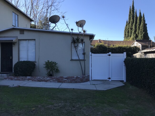 Building Photo - 416 E Cypress St