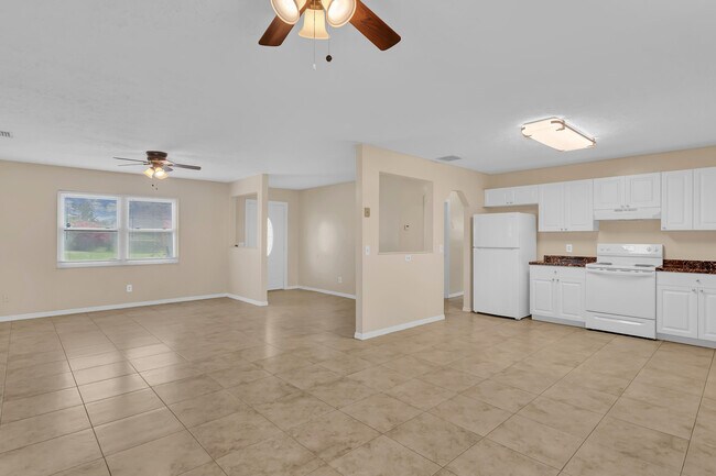 Building Photo - 134 SE Whitmore Dr