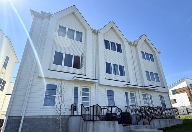 Building Photo - 5627 Lenox Ave