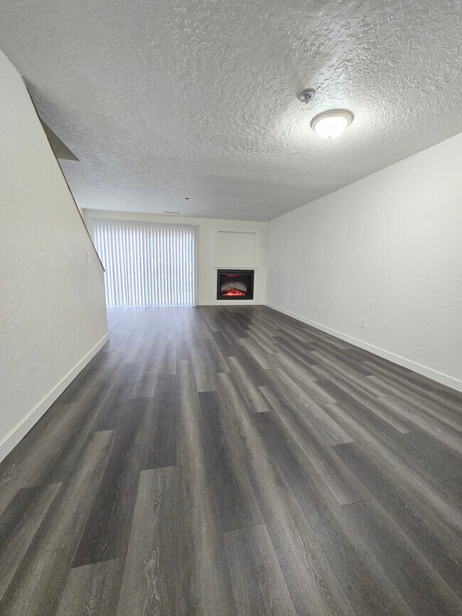 SALA DE ESTAR CON CHIMENEA ELÉCTRICA - St James Condominiums