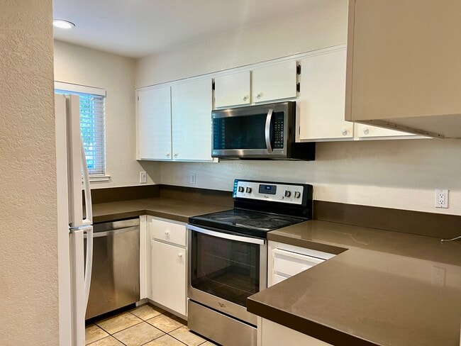 Kitchen - 7520 Silvertree Ln