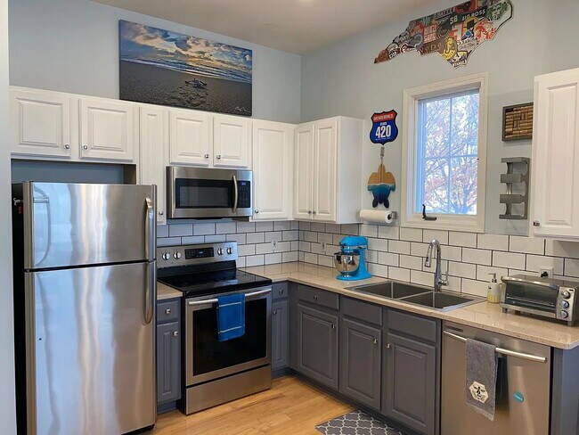 Foto del edificio - "Cozy Urban Retreat: Charming 1-Bedroom Oasis in Charlotte's Vibrant Arts District!"