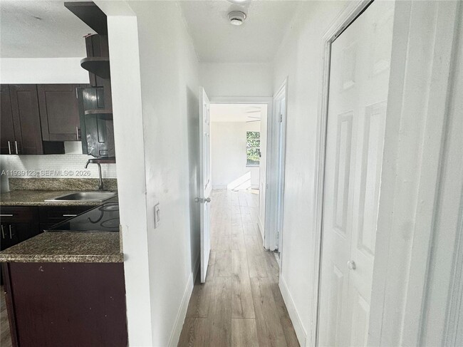 Foto del edificio - 411 NW 97th St