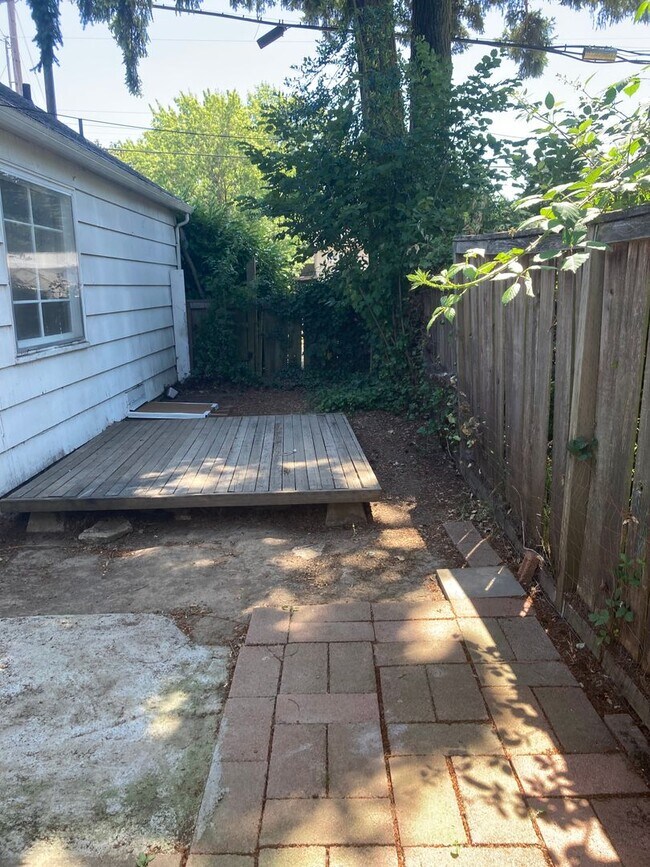 Building Photo - Hillsboro bungalow with lots of storage an...