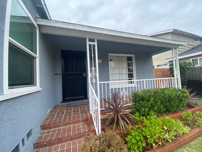 Foto del edificio - 767 Bennett Ave