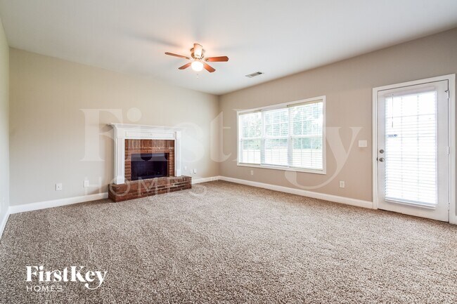 Foto del edificio - 6303 Spring Cove Dr