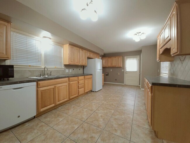Building Photo - Charming 3/2/2 Home Near Texas Tech Univer...