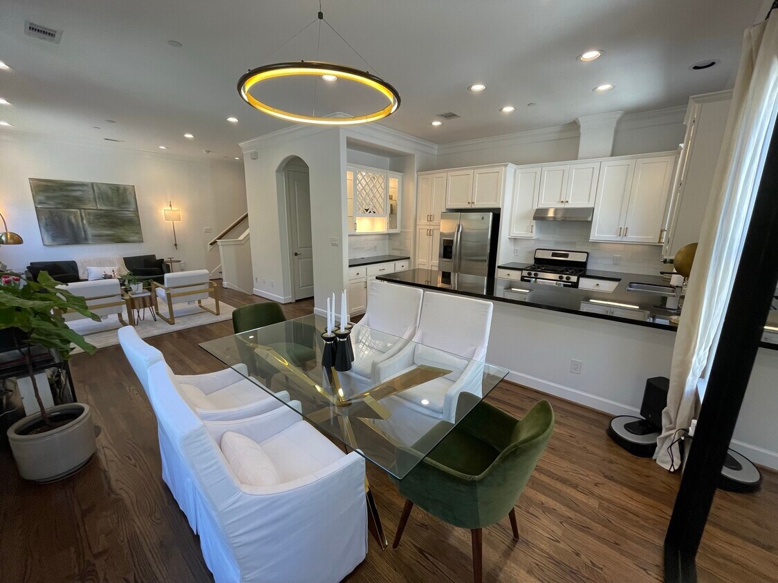 Sun-filled Open Floorplan - 2210 Mid Ln