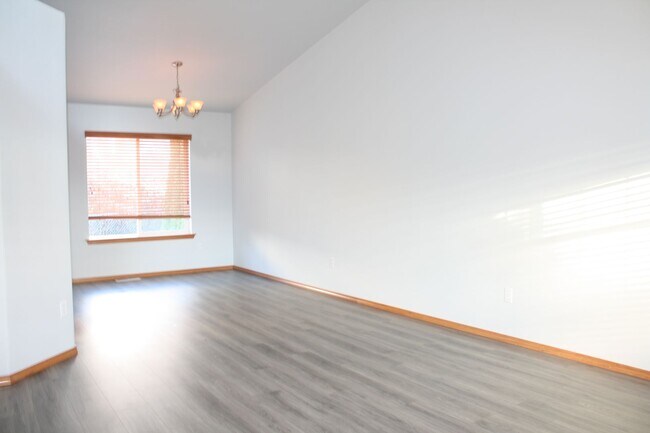 Building Photo - 3 bdrm, 2.5 Bath, 2 car Garage, Gas heat, ...