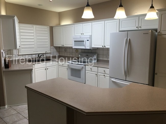 Building Photo - Charming home with golf course view