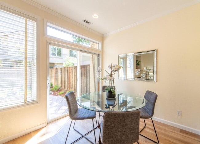 Building Photo - Newer 2 story townhome in desirable South San Jose Neighborhood