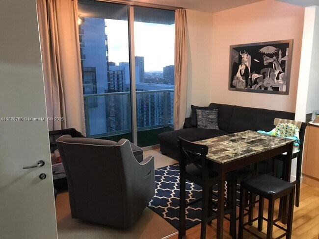 Foto del edificio - 300 S Biscayne Blvd