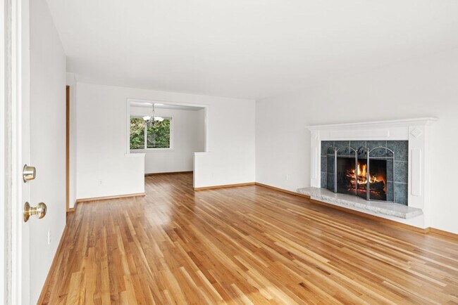 Building Photo - 3Bd/1.75Ba Bellevue House