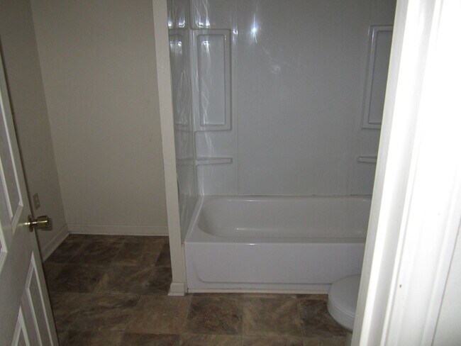 Foto del edificio - 144 Pike Ave