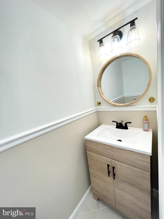 Building Photo - 27 Chantilly Ct