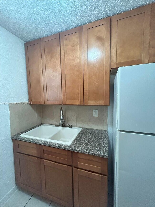 Foto del edificio - 5814 NE 4th Ct