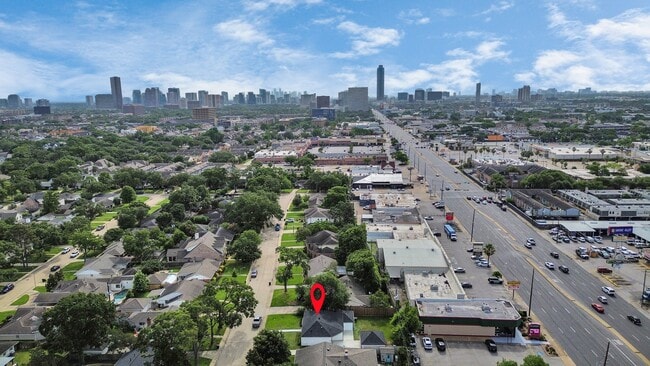Foto del edificio - 6249 Locke Ln