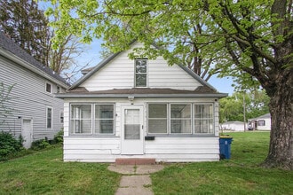 Building Photo - 842 E 3rd St