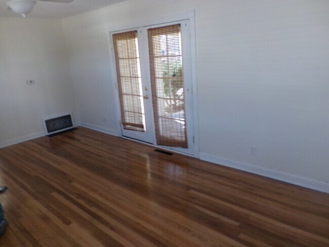 Foto del edificio - North side 3 Bedroom & 1 Bath Home w/ Carp...