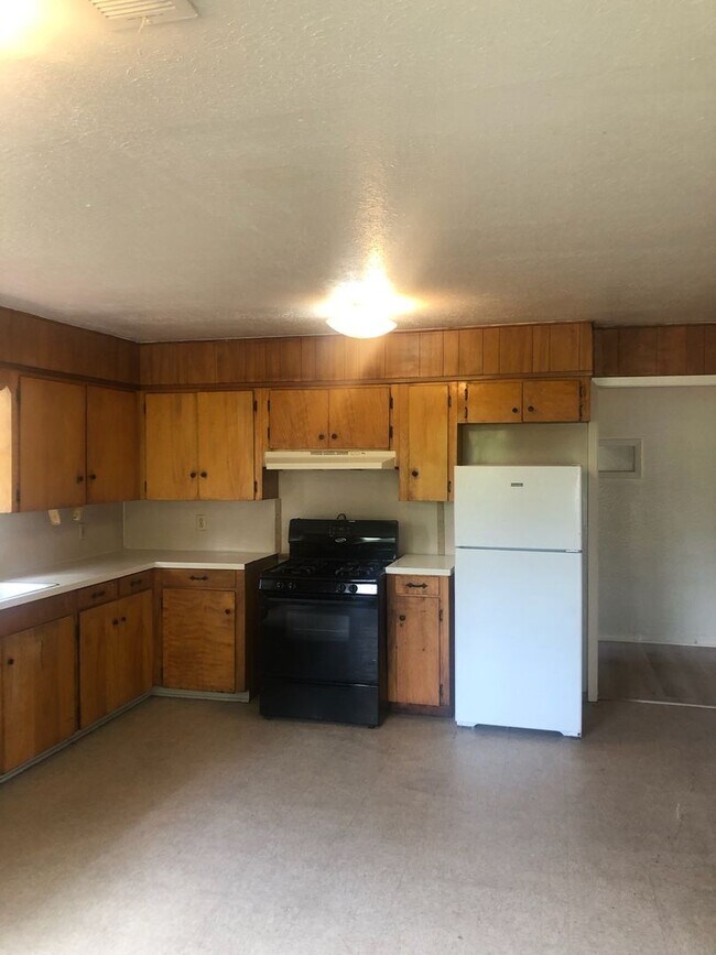 Foto del edificio - Huge 3 bedroom/1 bath upstairs apartment w...