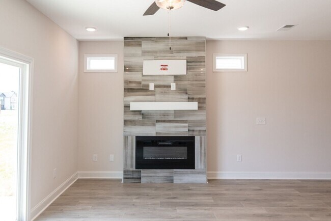 Foto del edificio - Modern and Luxurious New Construction in Great Location!