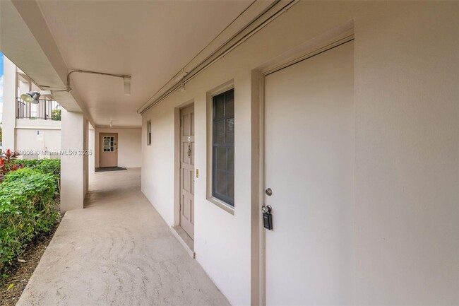 Building Photo - 3100 N Palm Aire Dr
