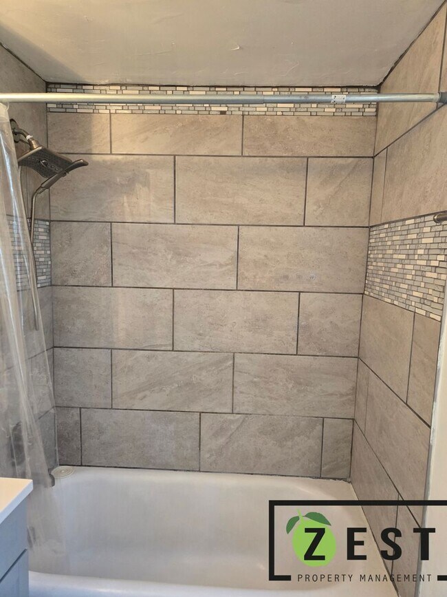 Foto del edificio - Gorgeous 3 BED 1 BATH - 1,200 Available Now!!!