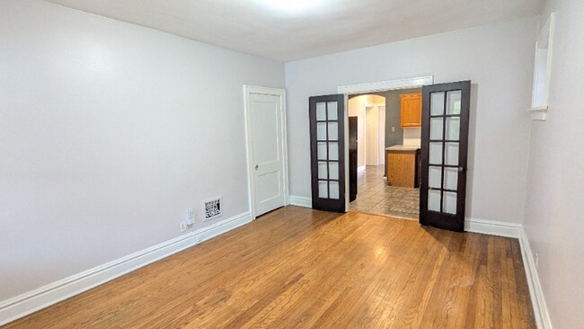 Foto del edificio - 5044 Mardel Ave