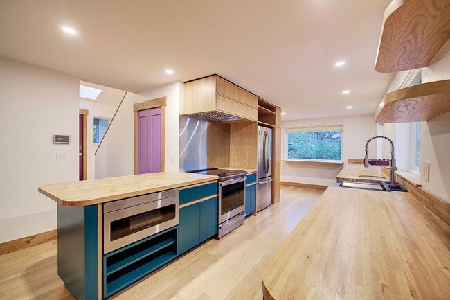 Building Photo - 3Bd/2.25Ba North Bend House