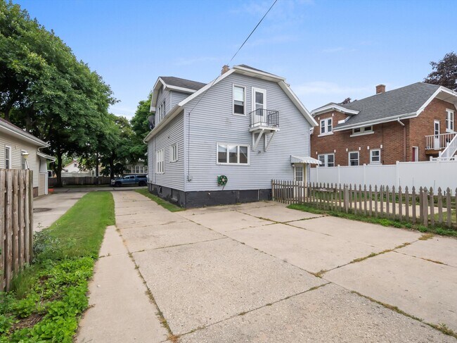 Building Photo - 1016 Philippen St