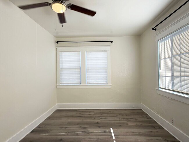 Building Photo - **519 E 17th St Long Beach** Upstairs 2 bedroom 1 bath** 2 weeks free OAC**