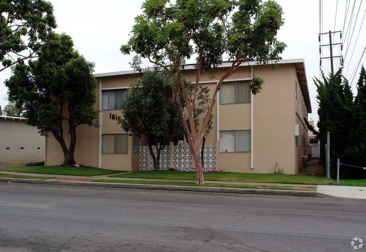 Building Photo - 1616 E Sycamore Ave