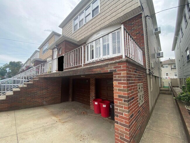 Building Photo - 164 W 18th St