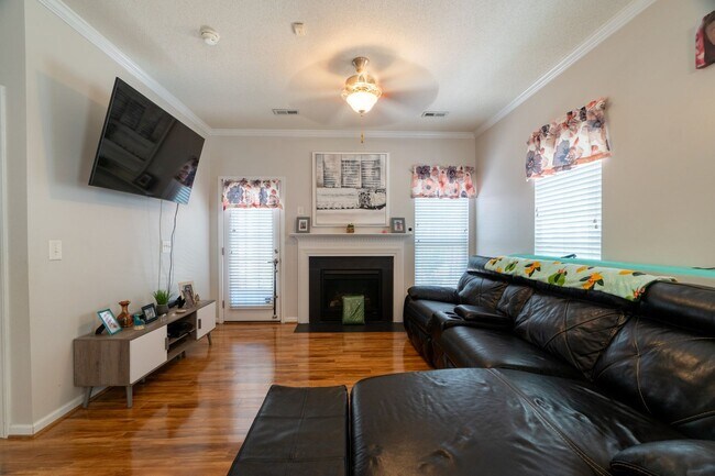 Foto del edificio - Beautiful townhome in Whitsett NC