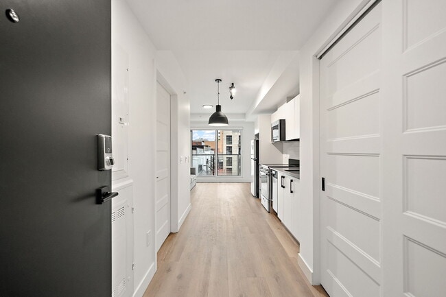 Building Photo - Edison