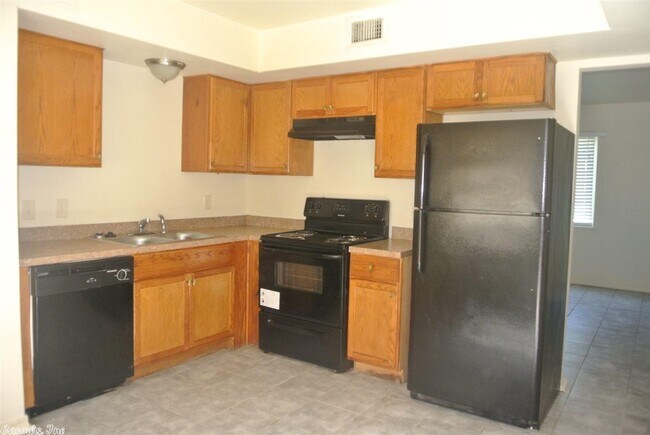 Building Photo - 1801 Labette Manor Dr